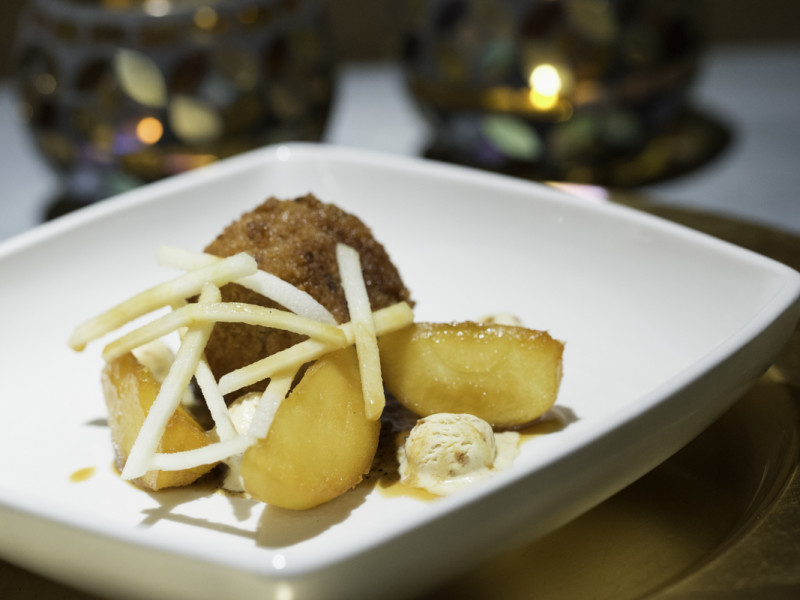 Dessert: spiced apples with speculaas ice cream
